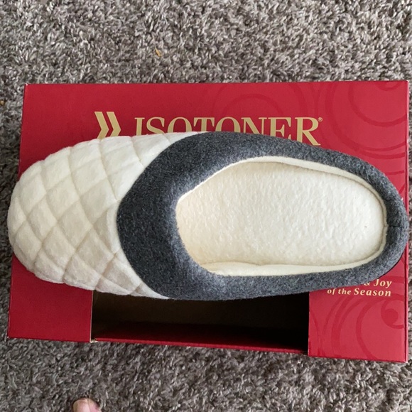 New in Gift Box-Isotoner Holiday Slippers - Picture 3 of 9